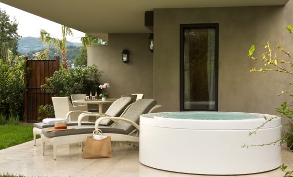 Prestige Suite with whirlpool tub