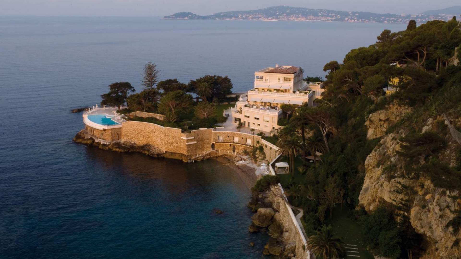 Лазурный берег франции отели. Жуан ле пен франция. Франция ривьера лазурный берег. Средиземное море франция лазурный берег. Дома лазурный берег франции.