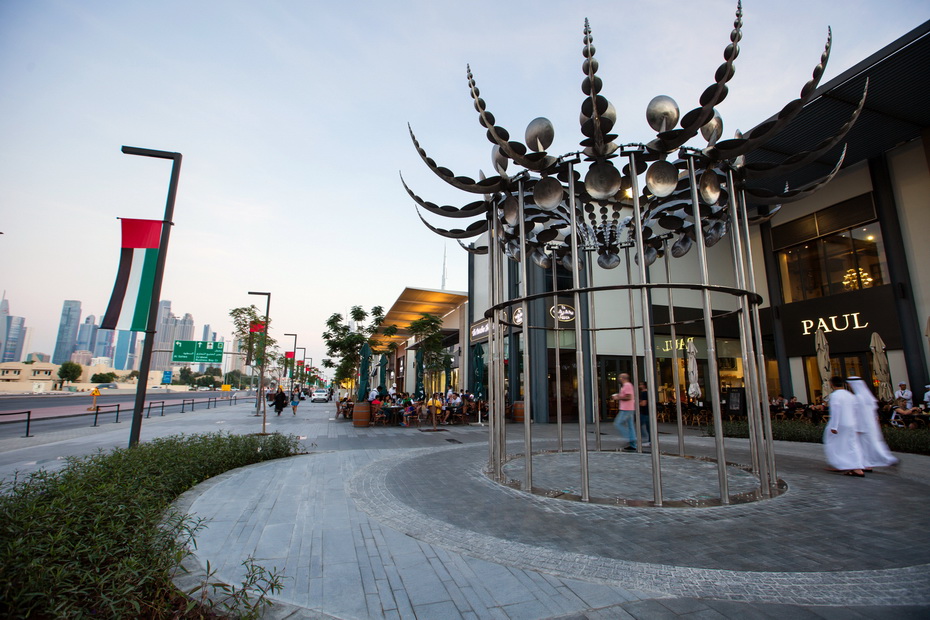 В Дубае появились две кинетические скульптуры Энтони Хоу