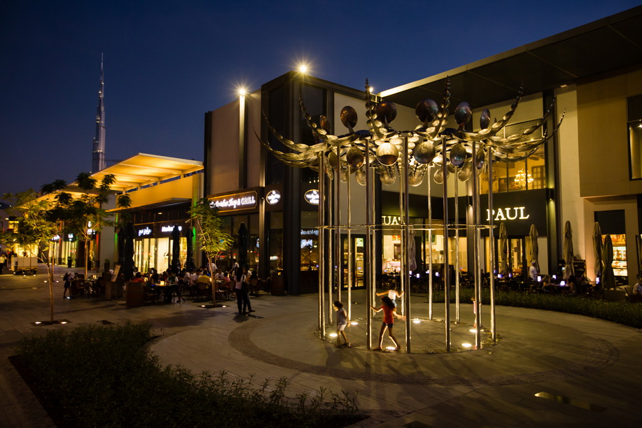 В Дубае появились две кинетические скульптуры Энтони Хоу